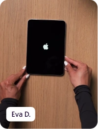 Klantfoto van Eva D.: een refurbished iPad die opstart, met het Apple-logo op het scherm